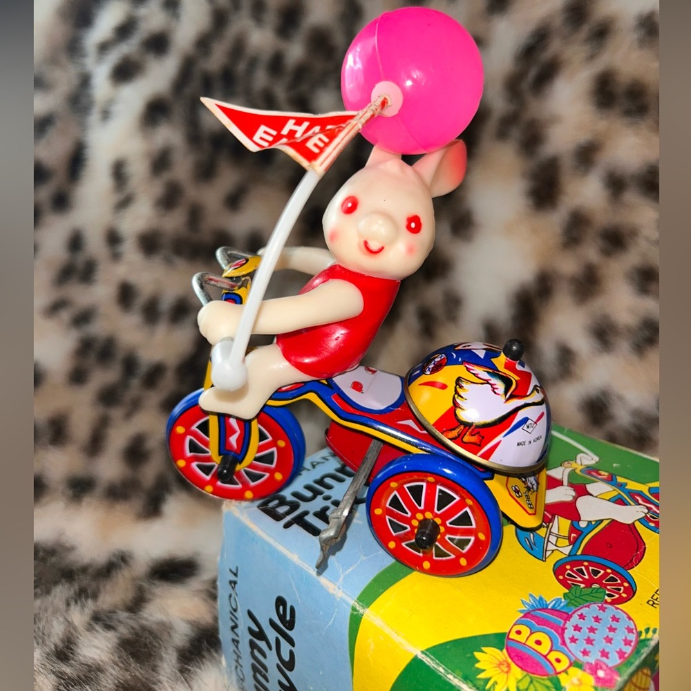 -Vintage 1986- Happy Easter Bunny on Tricycle with Bell and Windup Turn-Key